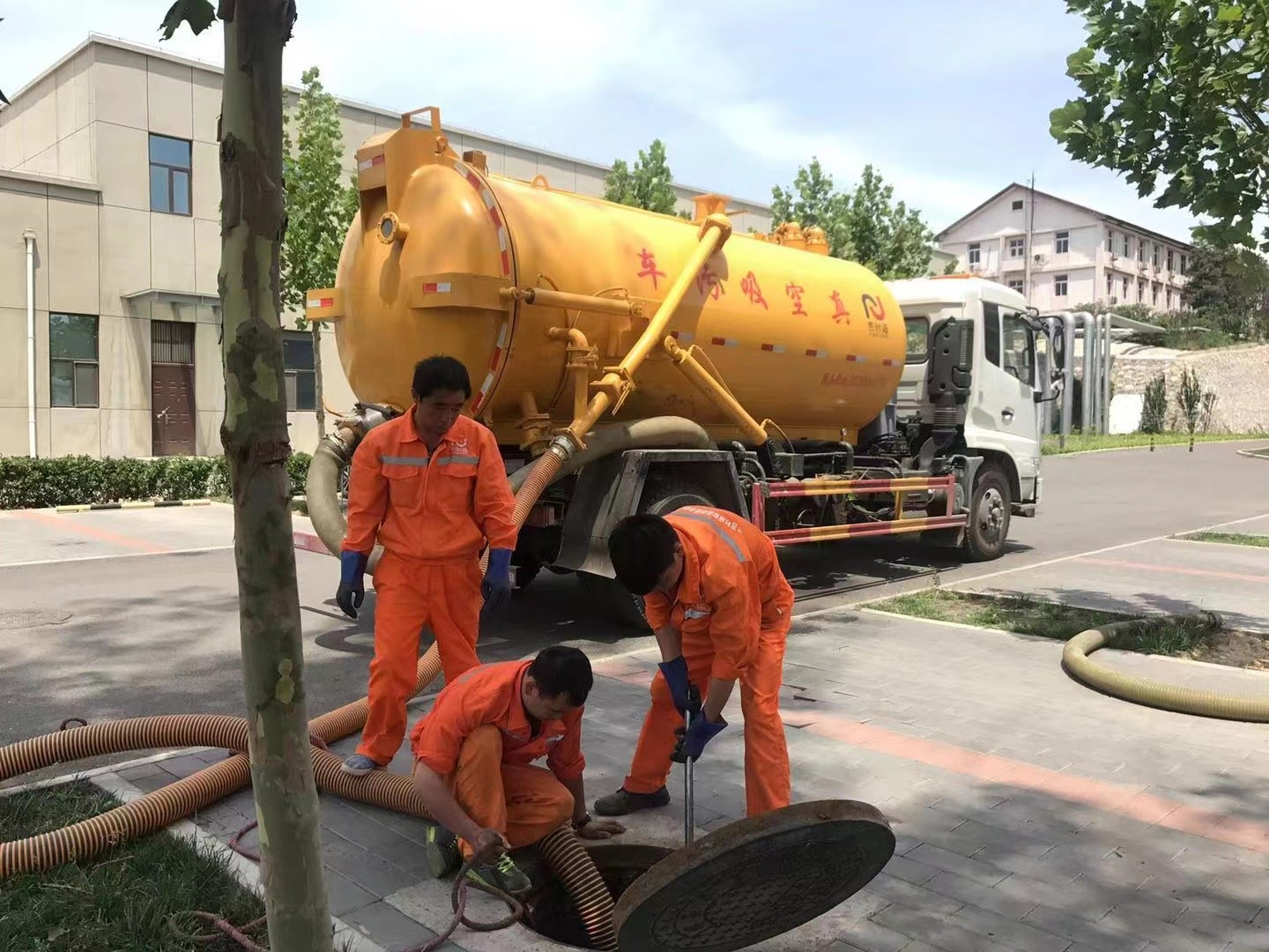 寿宁管道疏通车停在窨井附近