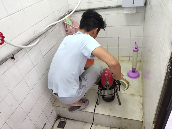 寿宁管道堵塞冒臭气 专业师傅现场解决问题